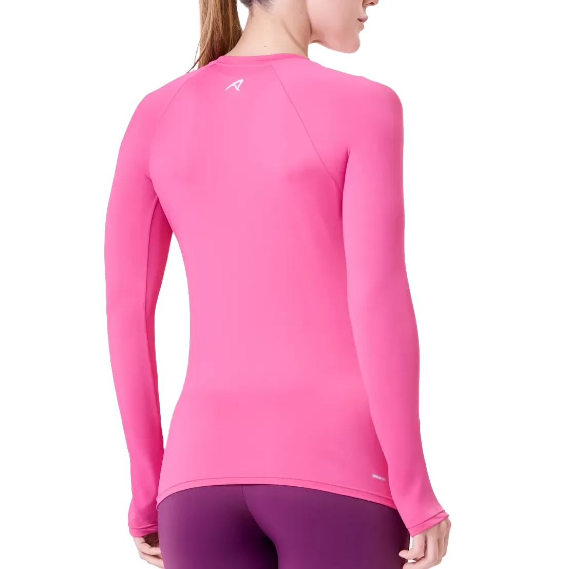 Vista lateral de mulher com blusa rosa manga longa, mostrando decote em V e ajuste confortável